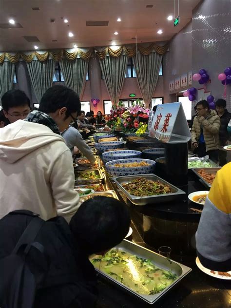 山东小县城自助全猪宴,30元一位肉肉随便吃,客人多的老板往外撵