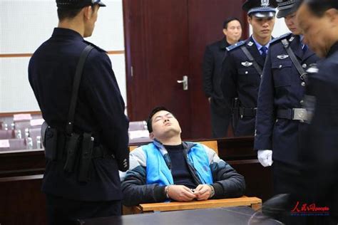 枪杀孕妇警察胡平被执行死刑 获刑后与家人痛哭(图)|酒后|被告人_凤凰资讯