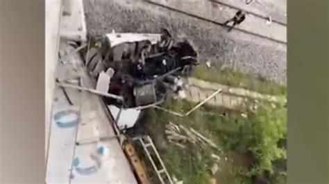 武汉一货车从三环线高架坠落，横卧桥下铁轨旁_凤凰网视频_凤凰网