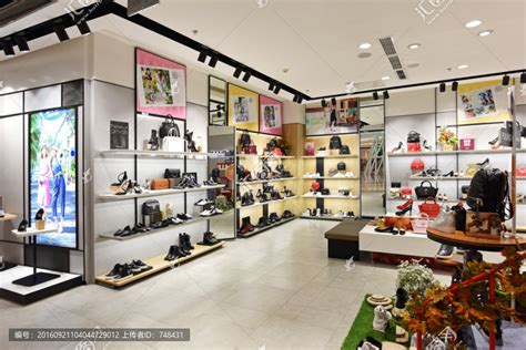 商店货架上的新女鞋系列高清图片下载-正版图片505965457-摄图网