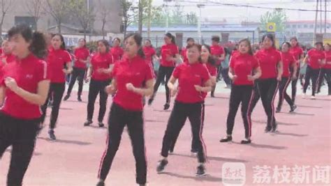 超燃！徐州2000余名师生上演“鬼步舞”课间操（视频）