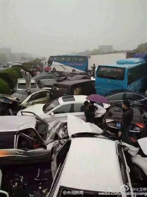 安徽：高速30余辆车连环相撞致4车起火 已救出17人