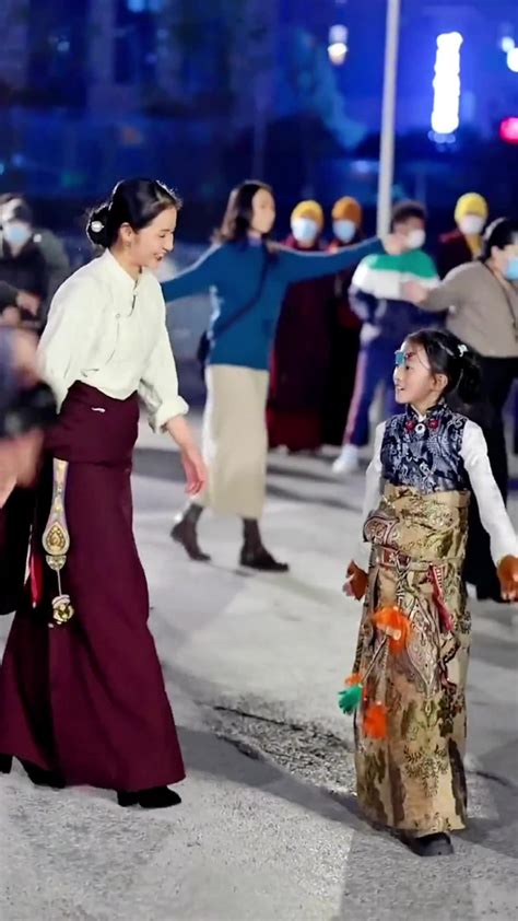 雍吉拉姆带领三个小拉姆广场跳舞，惊艳全场#锅庄舞#藏族姑娘雍吉_腾讯视频