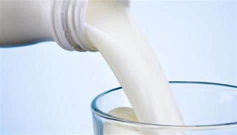 睡前能不能喝牛奶？中老年人喝牛奶常犯的4个错，建议了解 - 知乎