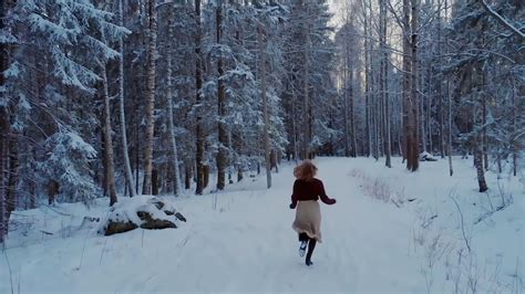 女人在寒冷的冬天户外徒步旅行:挪威的冒险视频素材_ID:VCG42N1360271071-VCG.COM