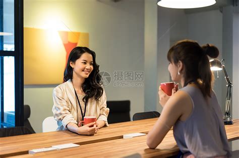 女同事坐在一起喝咖啡聊天高清图片下载-正版图片502075276-摄图网