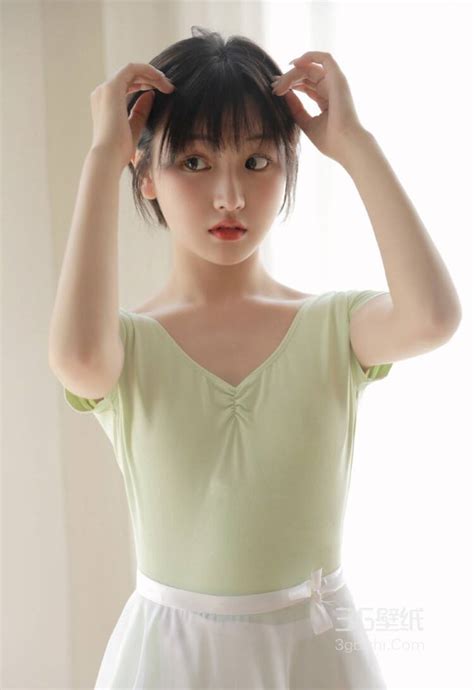 黄头发大眼镜美女手机背景图片