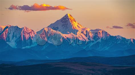世界最高峰，珠穆朗玛峰，日落，日照金山视频素材_ID:VCG2218012593-VCG.COM