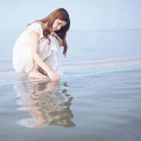 站在海边的女生头像背影的,正面的,海边沙滩唯美蓝色的大海太美了-女生头像