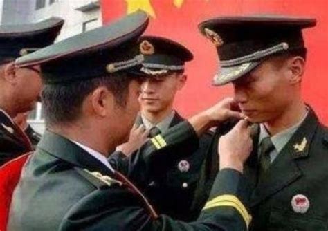 少校是什么级别的官职（中国人民解放军军衔职务对应关系详解，致敬中国军人） | 说明书网