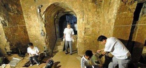 寿安山盗墓贼挖的盗洞直达赵康王陵墓室，石棺椁被盗墓贼打开