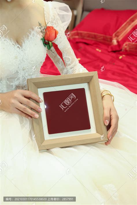 新娘手里拿着一个相框,婚纱婚礼,人物百态,摄影素材,汇图网www.huitu.com