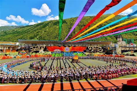 马尔康第八届嘉绒锅庄文化旅游节开幕 400人托举起60米长巨幅国旗 - 川观新闻