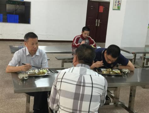 餐厅变“小课堂” 郑州二中学生吃饭吃出了“文化”--郑州教育信息网