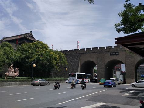 春节黄金周8万游客登城迎新人气旺_南京城墙