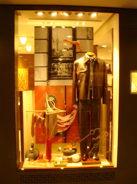 橱窗||维也纳Hermès店铺橱窗设计|行业资讯|时尚服装品牌模特道具供应商-艺翔展品科技