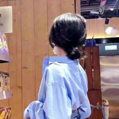 温柔女生丸子头像背影