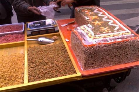 维吾尔族汉族大学生合伙卖切糕 日销售额超10万元(图)|切糕_凤凰资讯