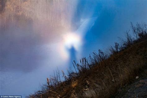 挪威惊现罕见奇观 大雾水汽形成空中"天使"-新华网