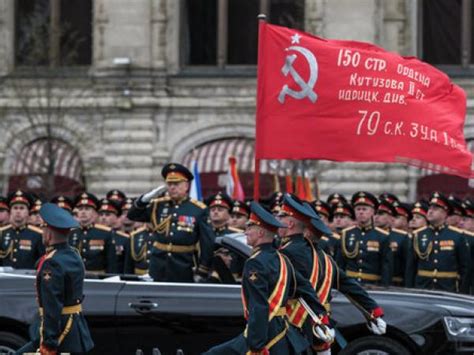 75年前 苏联士兵将胜利红旗插上柏林国会大厦 成为二战经典瞬间|国会大厦|红旗|士兵_新浪新闻