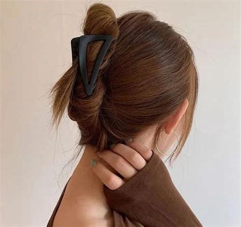 鲨鱼夹女生头像温柔