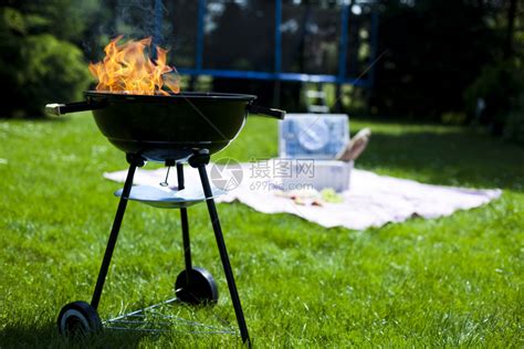 在草坪上的烧烤架高清图片下载-正版图片303390612-摄图网