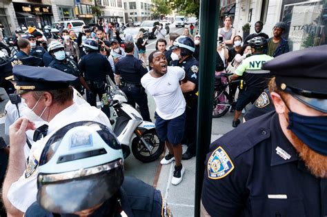 美警察朝黑人男子连开7枪 多地示威-新闻频道-和讯网