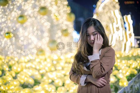 孤独的亚洲女人肖像晚上在户外圣诞节和新年的概念淑女独自伤心高清图片下载-正版图片307573605-摄图网