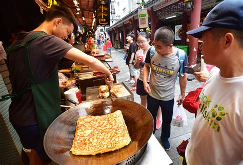 图说武汉|游客逛昙华林，感受武汉夏日的恬静_武汉_新闻中心_长江网_cjn.cn