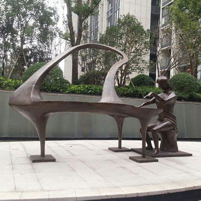 演奏乐器的女孩 步行街人物铜雕-宏通雕塑