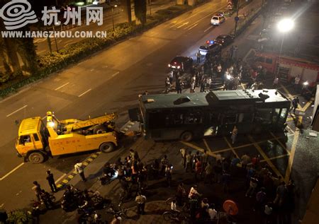 3路公交车冲撞消防中队外墙 14人受伤 - 杭网原创 - 杭州网