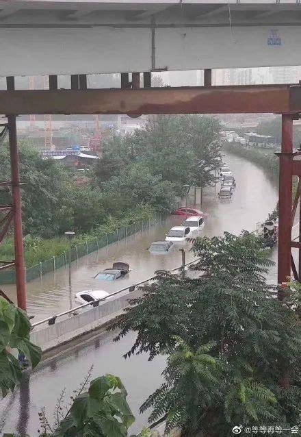 西安突迎暴雨上热搜！多地积水严重车辆被淹......陕西发布最新预警！