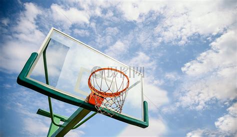 蓝天下的篮球框高清图片下载-正版图片500614264-摄图网