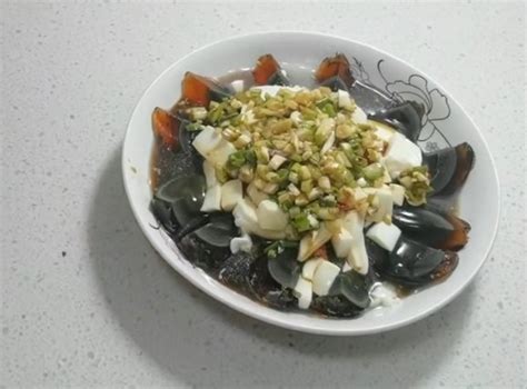 【松花蛋拌豆腐凉菜的做法步骤图，怎么做好吃】宜林ld_下厨房