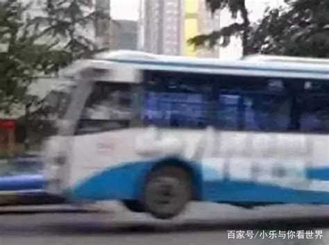 武汉的公交车很“凶猛”，现实版的速度与激情，不用担心迟到了！
