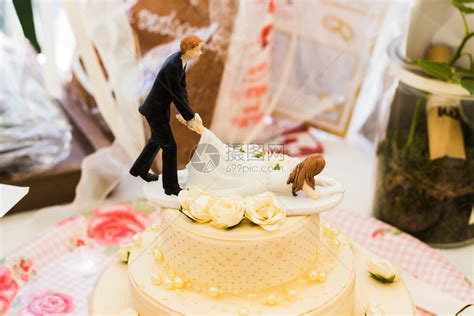 妻子甜的吃结婚那天礼蛋糕高清图片下载-正版图片307852519-摄图网