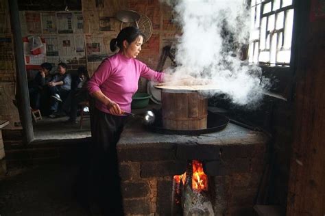 一组农村娃最熟悉的柴火灶照片，哪幅图是你家乡的风格