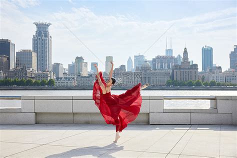 翩翩起舞的现代舞者高清图片下载-正版图片507717661-摄图网