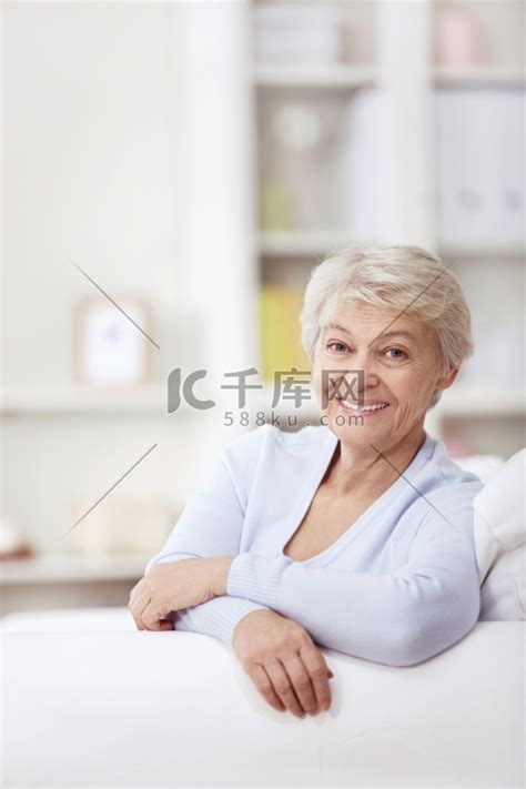 老妇人在家里的沙发上老年人美女高清摄影大图-千库网