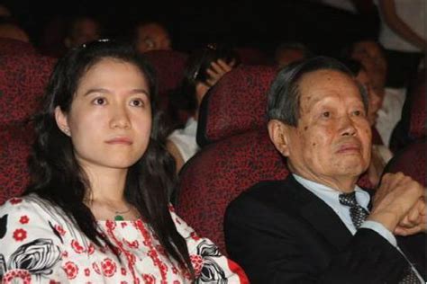 图：杨振宁82岁娶了28岁的翁帆 如今翁忛68岁的父亲和杨振宁18岁孙女结婚-广州搜狐焦点