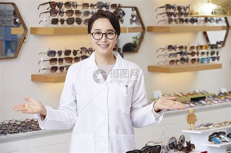 认真在眼镜店工作的成年女性配镜师高清图片下载-正版图片502153457-摄图网