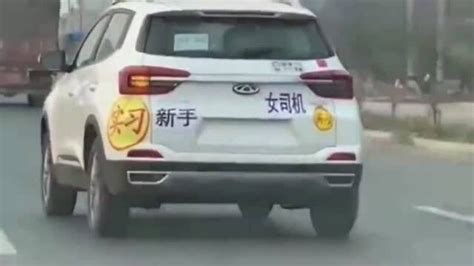 女司机上路就是这么搞笑，汽车后面贴着两个实习标志，生怕别人不礼让她！_腾讯视频