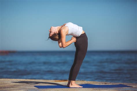 年轻女子在海滩上练瑜伽户外瑜伽图片下载 - 觅知网