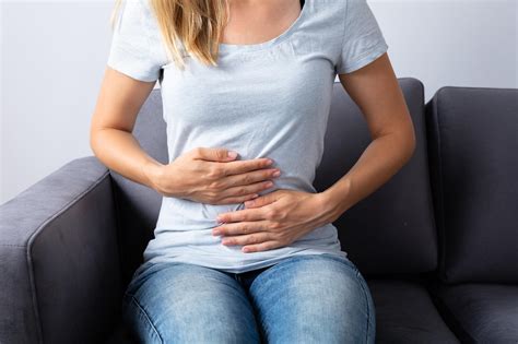 亚洲女性胃痛疼痛,妇女腹痛月经痉挛女生痛经肚子痛图片下载 - 觅知网