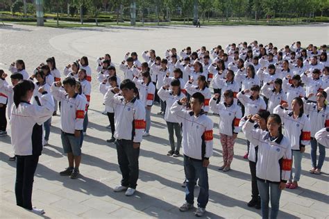 “红袖章”青年志愿服务队宣誓仪式掠影-咸阳职业技术学院学生工作处