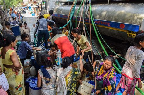 印度新德里遭遇高温 民众用水量大增