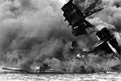 历史上的今天10月26日_1944年第二次世界大战：美国海军在菲律宾莱特岛附近海面上爆发的莱特湾海战中经过六天的战斗终于击败大日本帝国海军。