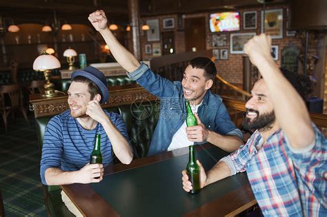 人,休闲,友谊沟通的快乐的朋友酒吧酒吧喝啤酒吃零食高清图片下载-正版图片300612866-摄图网