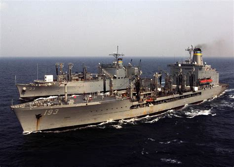 美滨海战斗舰南海航行照片出现解放军伴随监视的054A护卫舰