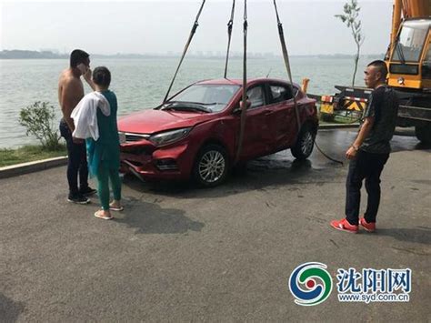 杨高中路轿车失控冲向人行道致1死7伤_凤凰网